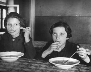 Deux fillettes dans une cuisine populaire de Prague (1937) – Roman Vishniac (non pour le contexte, mais pour leur REGARD !)