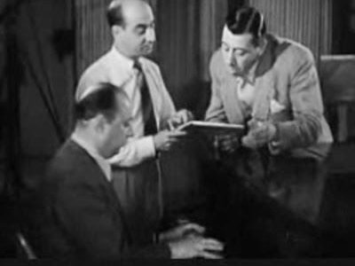 Dans les coulisses de Radio-Marseille,en 1942. On voit Fernandel répétant une chanson pour les tickets de rationnement, Casimir Oberfeld est au piano.