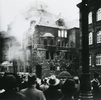 La synagogue en flamme à Essen le 10 novembre 1938 Site du Musée historique allemand à Berlin. Source : www.dhm.de