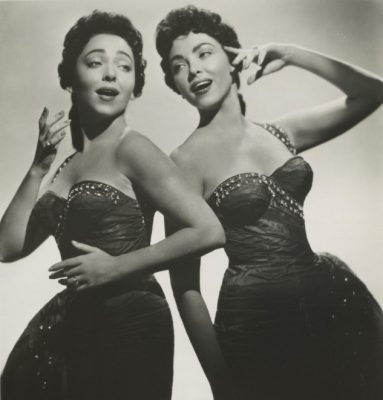 Une photo promotionnelle des années 50, Merna à gauche, Claire à droite. Photo Library of Congress