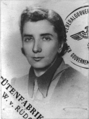 Photo de la carte d'identité falsifiée grâce à laquelle Rokhl Auerbach put s'échapper du Ghetto