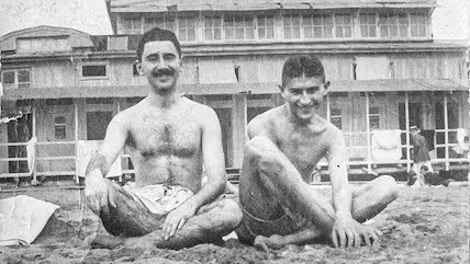 Photo: Max Brod et Kafka sur une plage de Venise - non datée