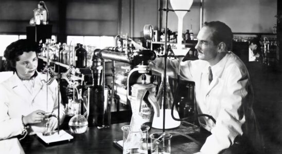 Photo: Gertrude Elion et George Hitchings dans leur laboratoire chez Burroughs-Welcome