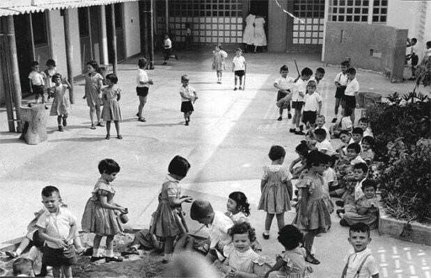 Photo: enfants à l'école juive Sholem Aleichem qui fonctionna entre 1953 et 1981 à la Casa do Povo, centre culturel fondé en 1946 par des Juifs progressistes dans le quartier de Bom Retiro.)