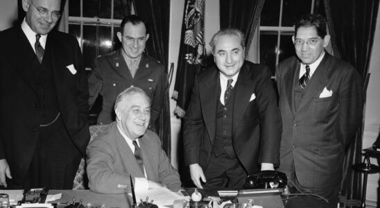 Photo: Le président Franklin D. Roosevelt reçoit les représentants du Conseil national d'assistance juif — (de gauche à droite) Walter Rothschild, l'aumônier Aryeh Lev, Barnett Brickner et Louis Kraft — à la Maison Blanche le 8 novembre 1943.