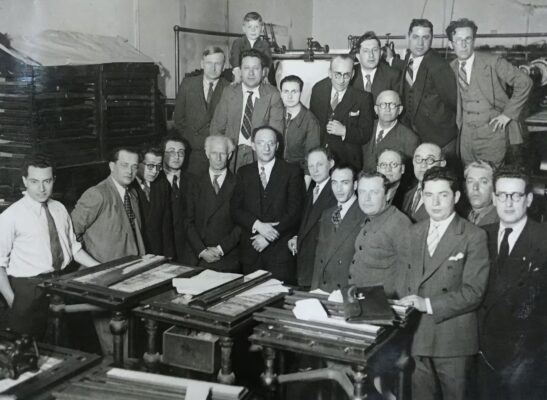 Journalistes et écrivains yiddish d'Argentine. Une photo sans doute prise à l'occasion d'une visite de H. Leyvick qu'on reconnait au premier rang.