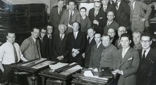 Journalistes et écrivains yiddish d'Argentine. Une photo sans doute prise à l'occasion d'une visite de H. Leyvick qu'on reconnait au premier rang.