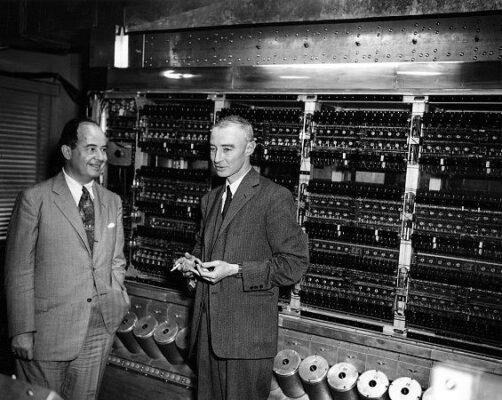 von Neumann et Oppenheimer devant l'ordinateur de l'ENIAC, conçu selon l'architecture dite de Neumann