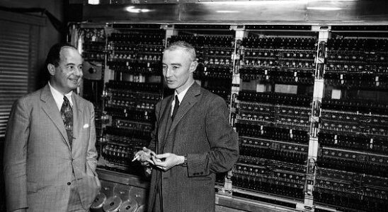von Neumann et Oppenheimer devant l'ordinateur de l'ENIAC, conçu selon l'architecture dite de Neumann
