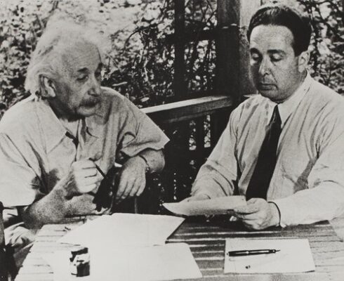 Leo Szilard et Albert Einstein rédigeant leur lettre au président Roosevelt appelant au contrôle des armes nucléaires