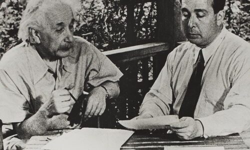 Leo Szilard et Albert Einstein rédigeant leur lettre au président Roosevelt appelant au contrôle des armes nucléaires