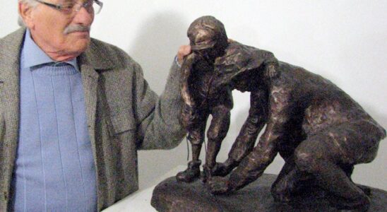 Wittenberg près de sculpture "Père aidant son enfant à retirer ses chaussures avant d'entrer dans la chambre à gaz